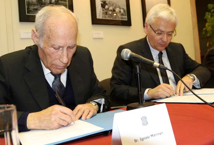 Ignasi Marroyo, amb l'aleshores conseller de Cultura Ferran Mascarell, signant la donació del seu fons. 