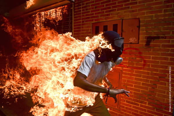 'Venezuela crisis', de Ronaldo Schemidt, fotografia guanyadora del 61è World Press Photo. 