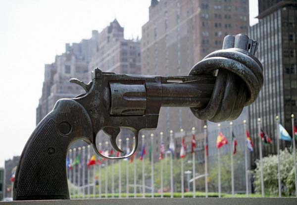 ‘Non-Violence’, escultura de Karl Fredrik Reutersward a l’exterior de la seu de l’ONU a Nova York. 