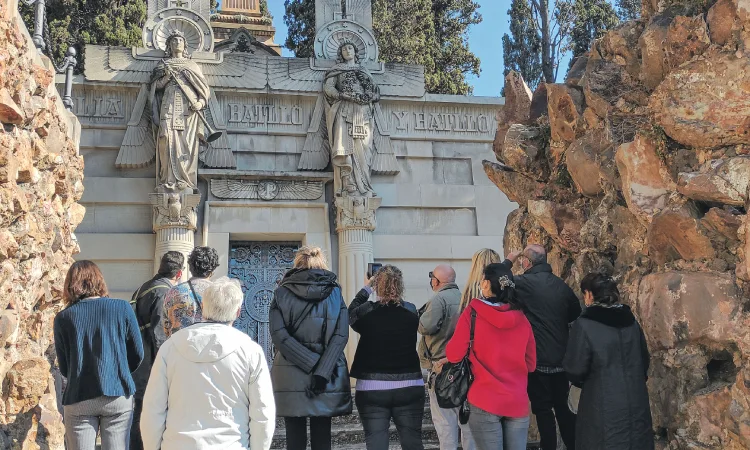 Cementiris amb molta vida: així són els ‘tours’ per les tombes més espectaculars de Barcelona