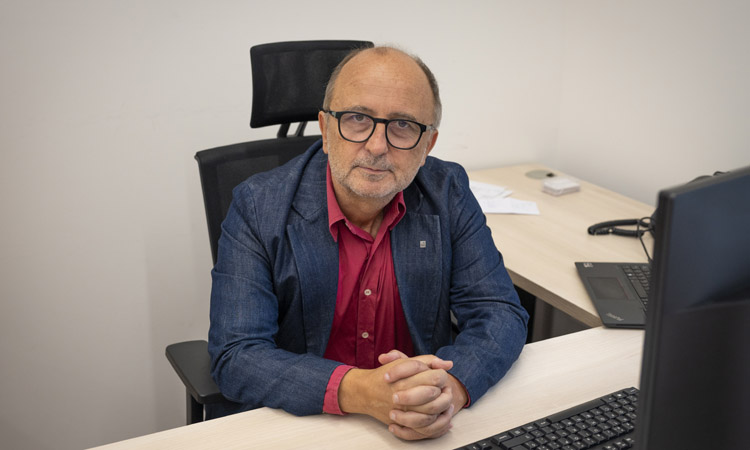 Xavier Fina: “El llibre en paper és un artefacte perfecte i molt difícil de superar”